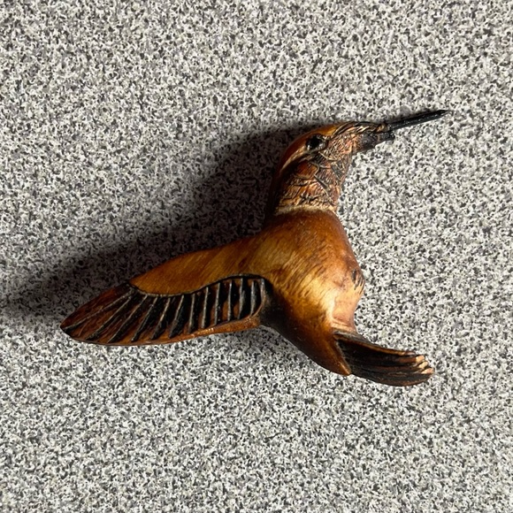 Wooden Carved Hummingbird Brooch Signed M.W - Picture 3 of 6